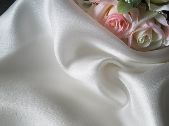 上質なシルクの糸がポリエステルと交わり、より一層上品な艶と滑らかさを醸し出します。